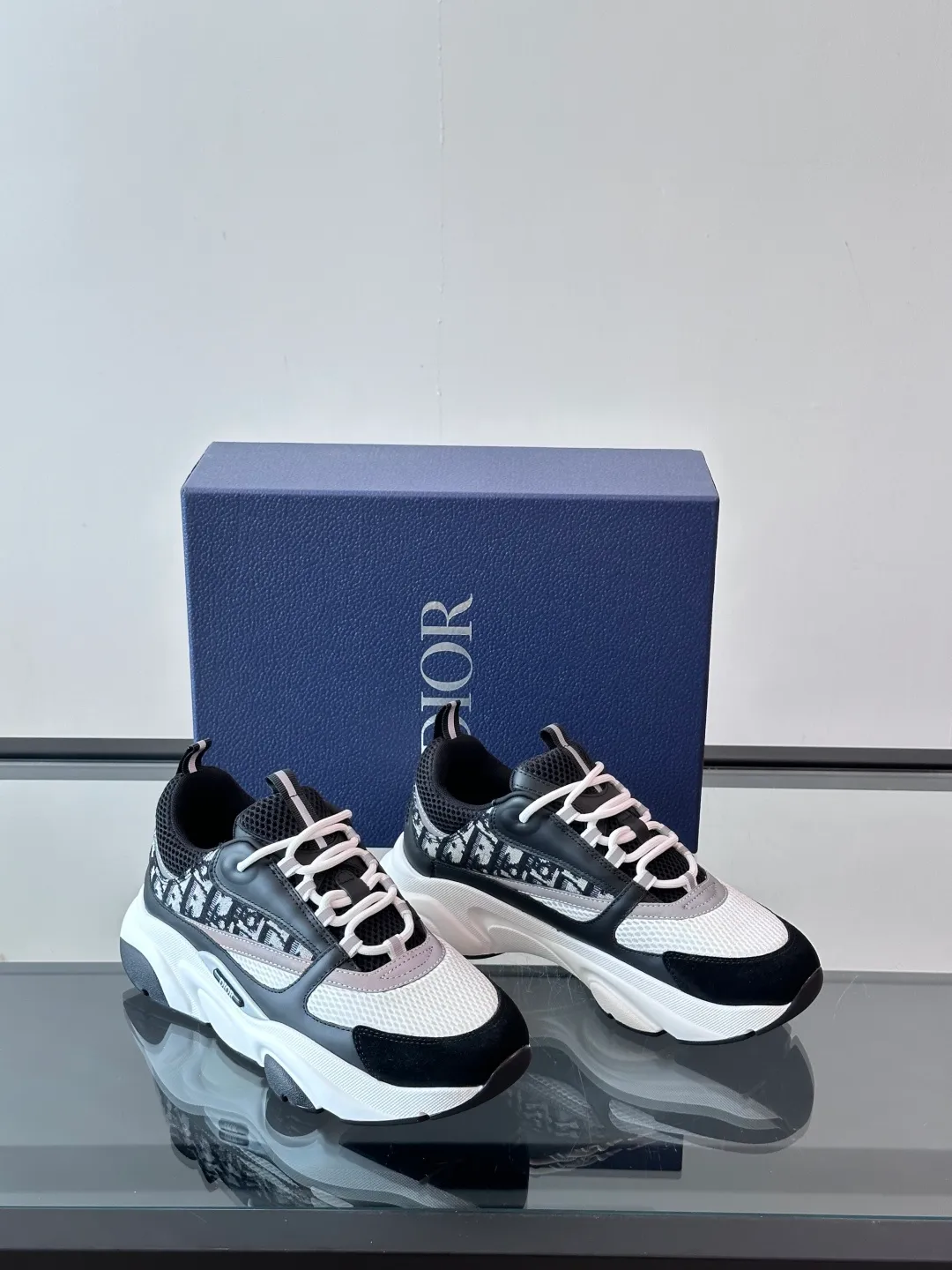 Factory price: 480💰 ◾️▫️Dior D®️ x 🆕 (high version) B22 men's jogging fashion sneakers, this single product draws inspiration from retro jogging shoes. It adopts a thick low-top design, with an upper made of black cow leather and mesh fabric, and a black and white engraved rubber sole. Black mesh fabric tongue and heel counters complement black laces, with an embossed "Di~r" logo embellishment on the side. These sneakers can be mixed and matched with a classic suit for a sporty chic look! Size: 39-45 (38, 46, 47 can be customized)